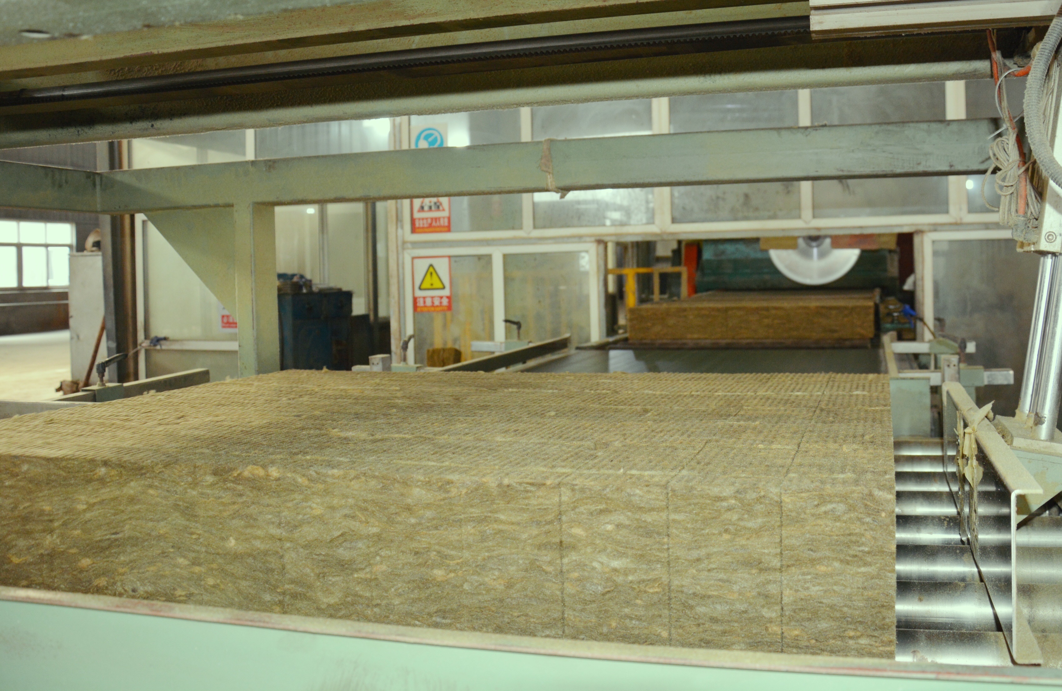 1615971954922115.jpg 2021.3.9日重慶博賽赤泥樣品產(chǎn)出巖棉成品.jpg